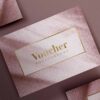 Składany voucher prezentowy VCH441 w stylu glamour, z różowym tłem i złotym napisem, format A6 po złożeniu